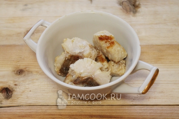 Положить рыбу в салатник