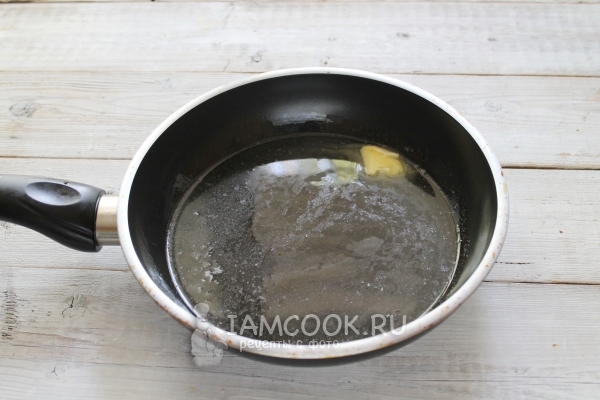 Нагреть масло на сковороде