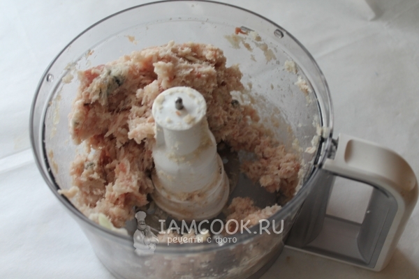 Измельчить мясо с рыбой и луком