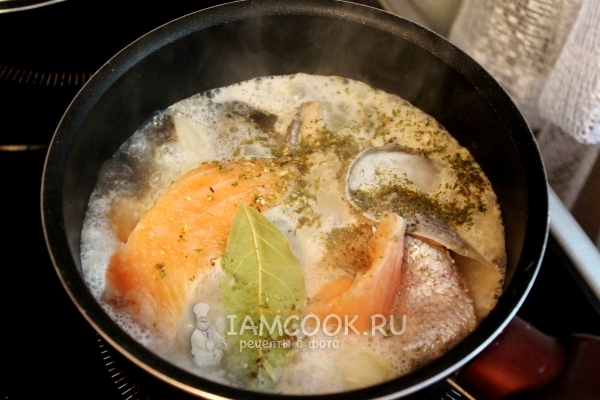 Добавить пряности, соль и лавровый лист