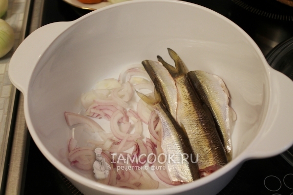 Положить в кастрюлю лук и рыбу
