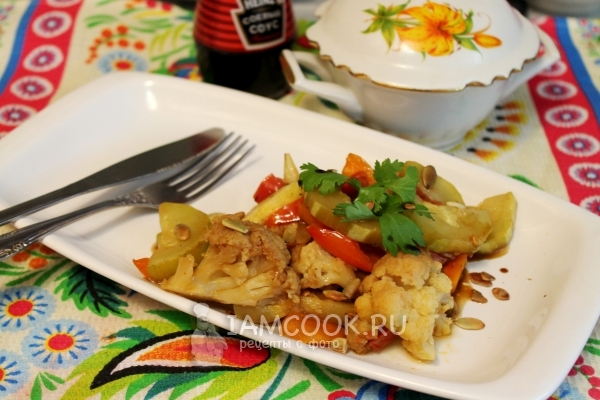 Готовое овощное рагу с цветной капустой и кабачками