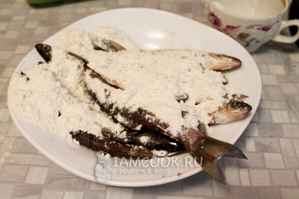 Обвалять рыбу в муке