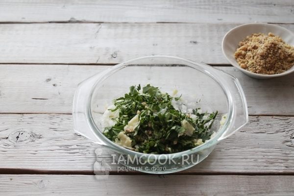 Соединить лук и зелень