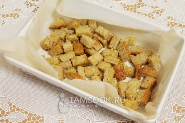 Выложить хлеб на пергаменты