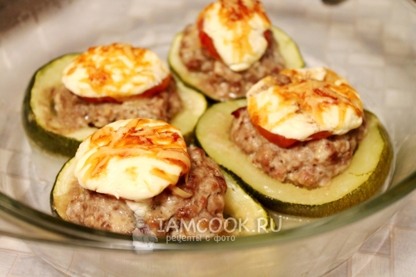 Готовые кабачки, фаршированные фаршем и сыром