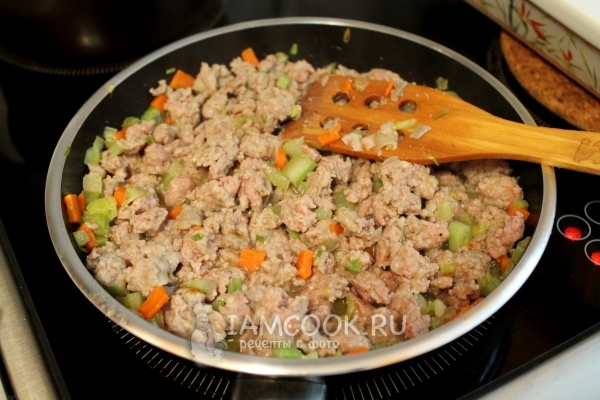 Пожарить овощи с фаршем