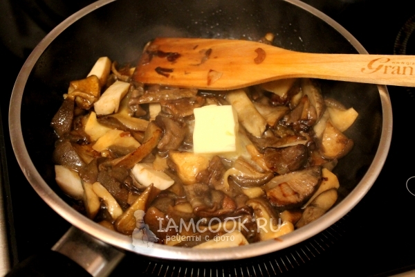 Добавить грибы и масло