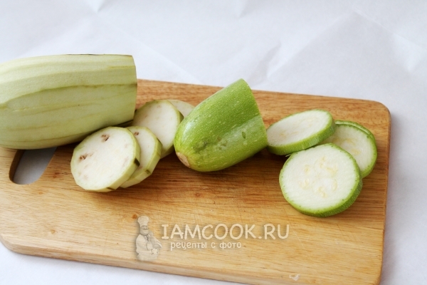 Порезать баклажан и цукини