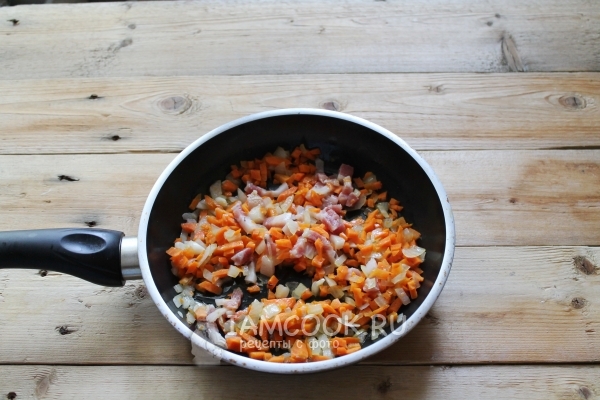 Обжарить лук с морковью и беконом
