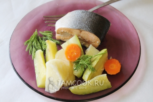 Готовая семга на пару с овощами