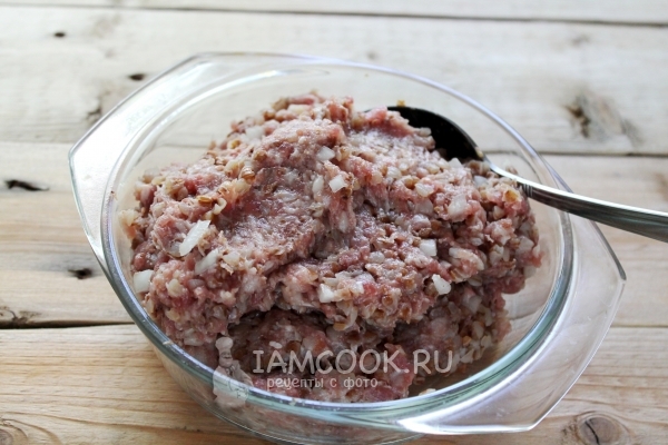 Соединить гречку с фаршем и луком