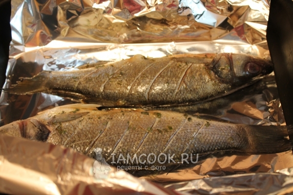 Положить рыбу на фольгу