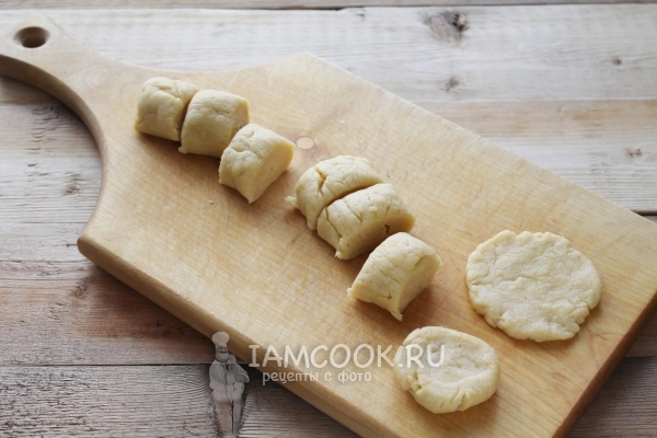 Порезать тесто на кусочки