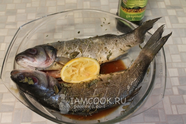 Полить рыбу маринадом