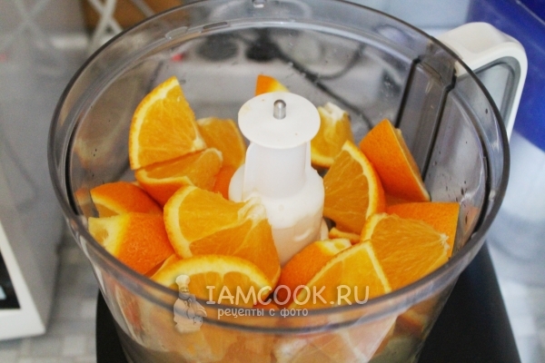 Положить цитрусовые в блендер