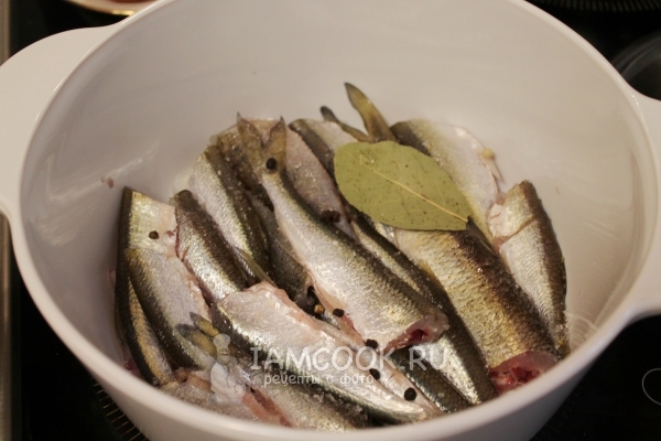 Положить перец и лавровый лист