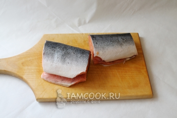 Порезать рыбу на куски