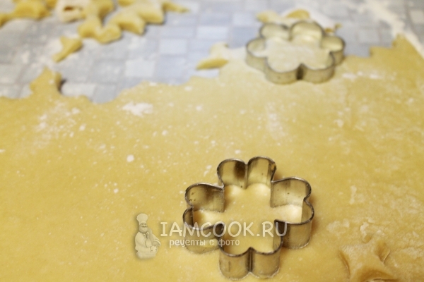 Вырезать из теста фигурки