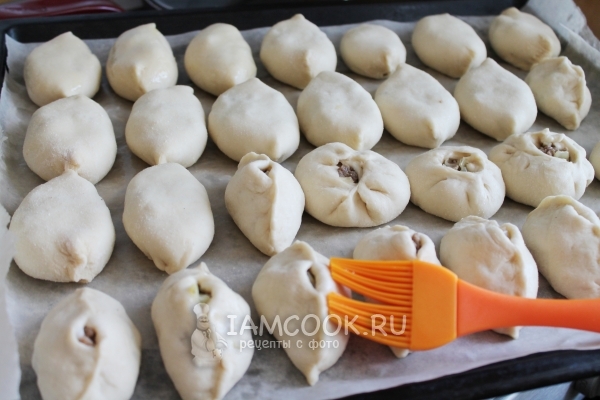 Смазать пирожки яйцом