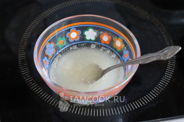 Замочить в воде желатин