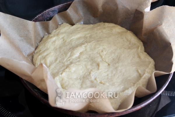 Выложить тесто в форму