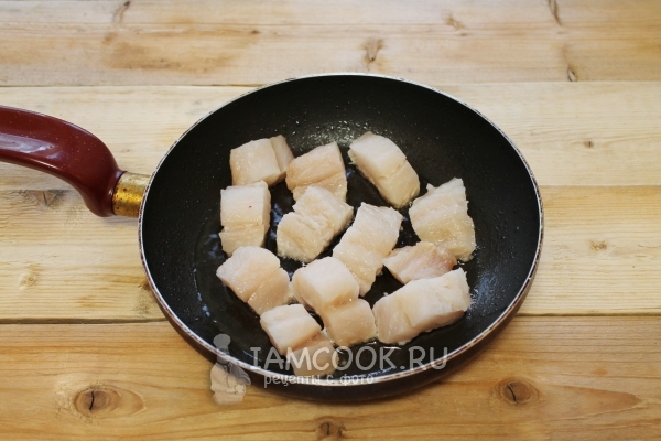 Положить рыбу на сковороде