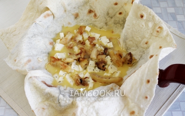 Положить жареный картофель