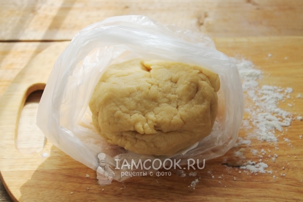 Положить тесто в пакет