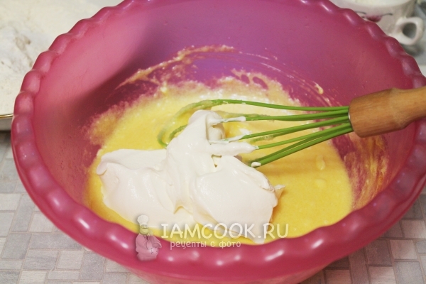 Положить сметану