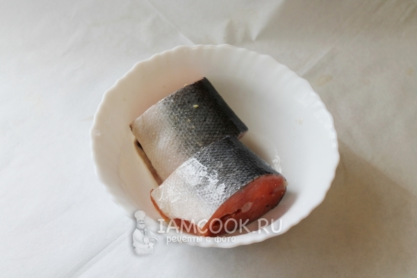 Добавить соль, перец и масло