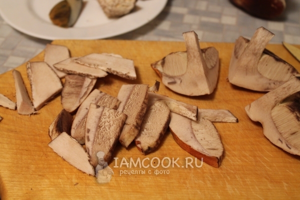 Порезать грибы
