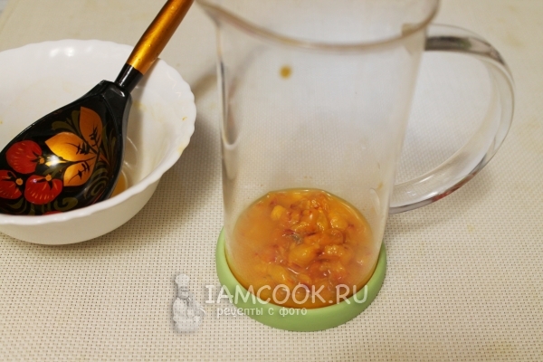 Положить ягоды в чайник