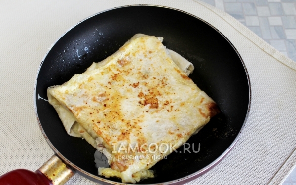 Обжарить лаваш с омлетом с двух сторон