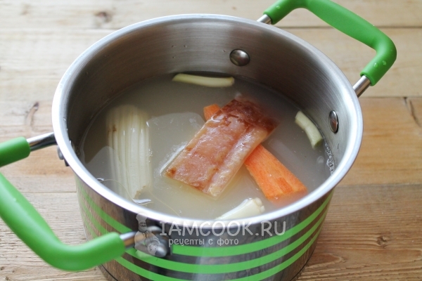 Положить овощи и грудинку в суп