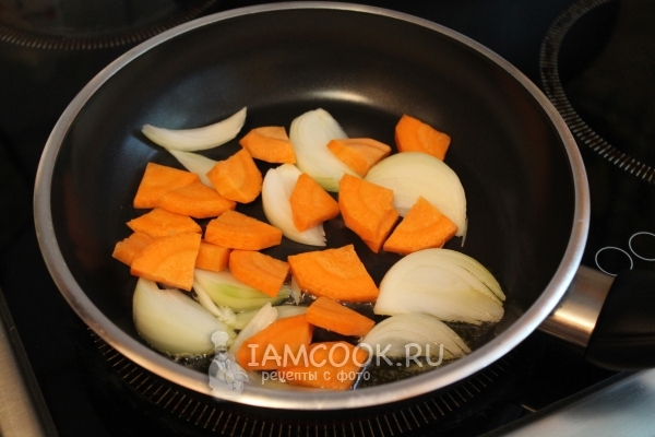 Обжарить лук с морковью