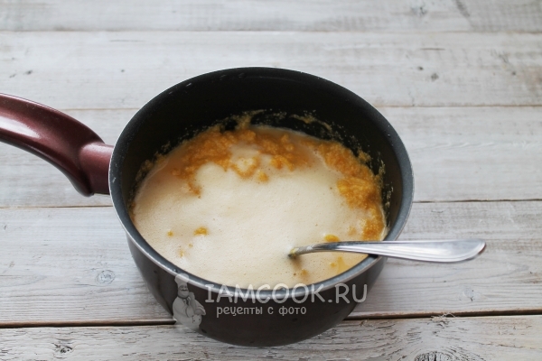 Добавить яйца, сахар и соль