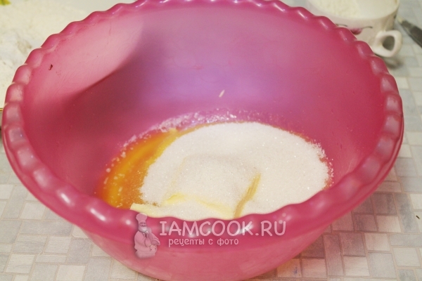 Соединить масло с сахаром