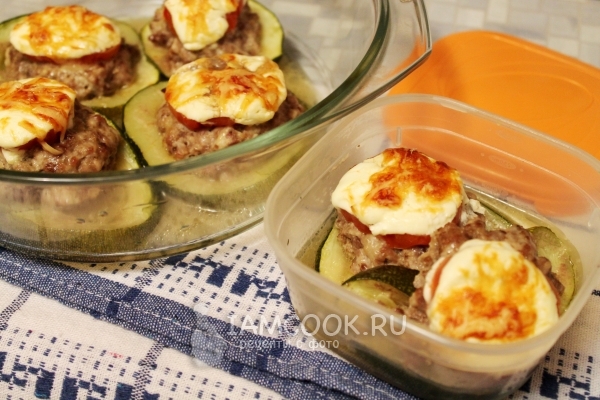 Кабачки, фаршированные фаршем и сыром