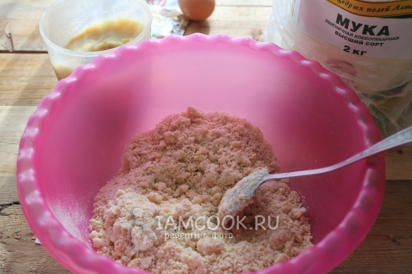 Соединить муку с жиром