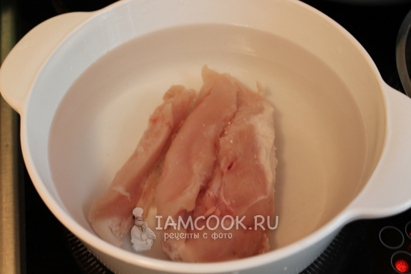 Положить куриную грудку в воду