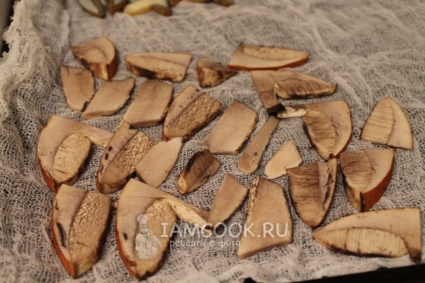 Выложить грибы на марлю