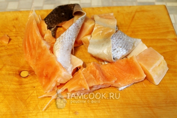 Отделить мясо рыбы от костей