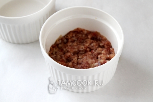 Положить в форму фарш