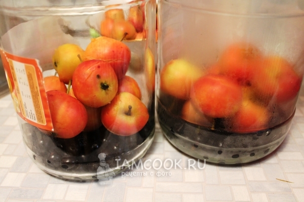 Положить в банку яблоки и черноплодку