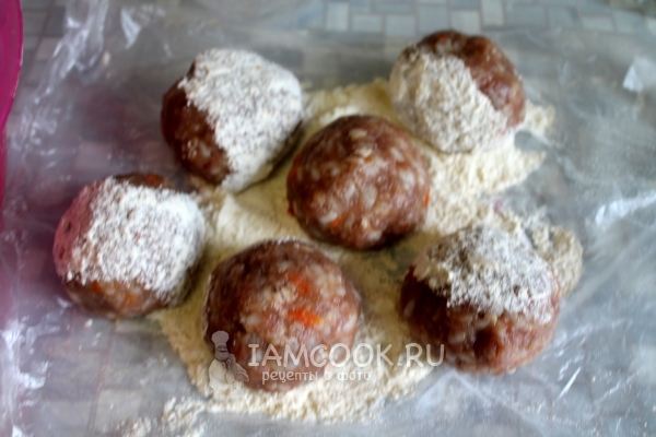 Обвалять тефтели в муке