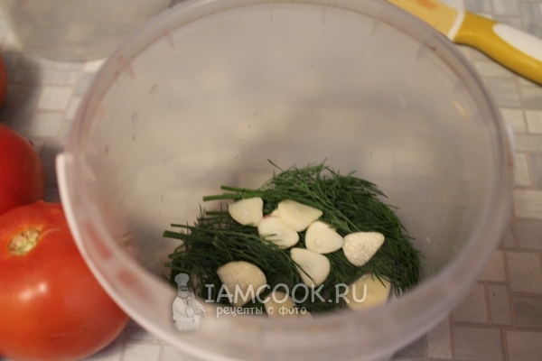 Положить в ведерко зелень и чеснок