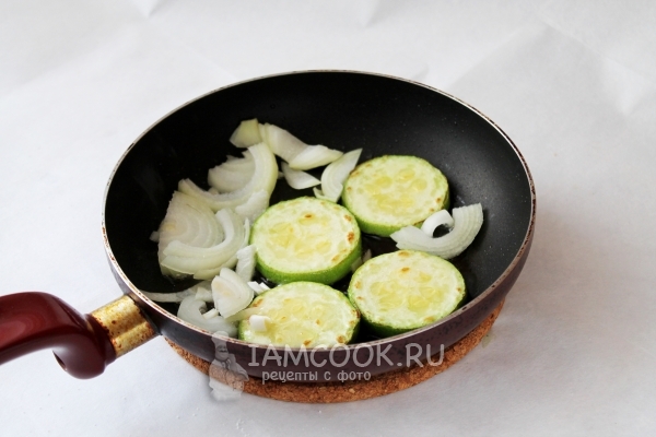 Обжарить лук с цукини