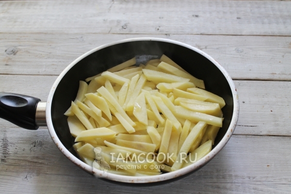 Положить картофель на сковороду