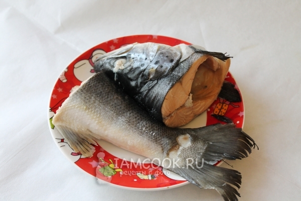 Достать из бульона рыбу